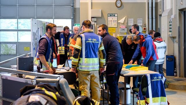 Rettungskräfte beraten sich in der Einsatzzentrale in Furth im Wald.