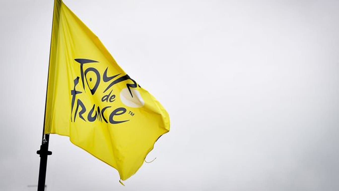 Eine Fahne mit dem Logo der Tour de France weht im Wind.