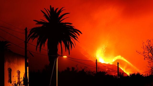 Aus dem Vulkan in der Cumbre Vieja auf La Palma fließt weiter Lava. Aus dem Vulkan in der Cumbre Vieja auf La Palma fließt weiter Lava.