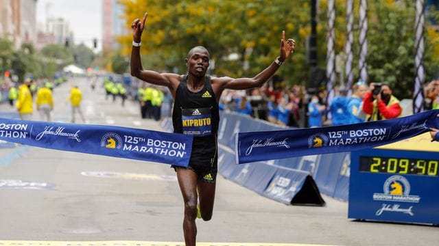 Benson Kipruto aus Kenia durchbricht das Zielband und siegt bei der 125.