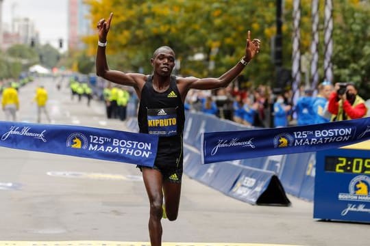 Benson Kipruto aus Kenia durchbricht das Zielband und siegt bei der 125.