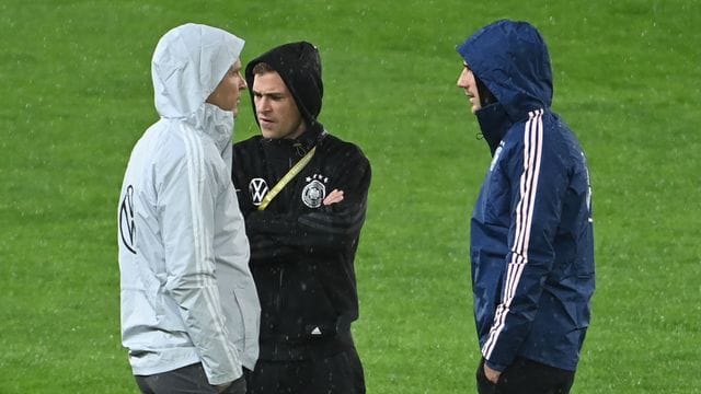 Oliver Bierhoff (l-r), Direktor Nationalmannschaften und Akademie, spricht mit Joshua Kimmich und Leon Goretzka vor dem Spiel auf dem Rasen.