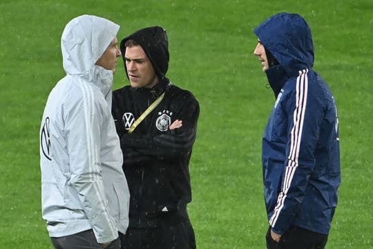 Oliver Bierhoff (l-r), Direktor Nationalmannschaften und Akademie, spricht mit Joshua Kimmich und Leon Goretzka vor dem Spiel auf dem Rasen.