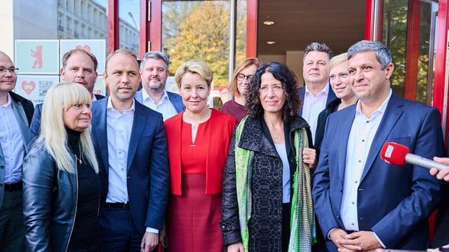 SPD, Grüne und FDP mit ihren Spitzenkandidaten Franziska Giffey (M. SPD, Grüne und FDP mit ihren Spitzenkandidaten Franziska Giffey (M.