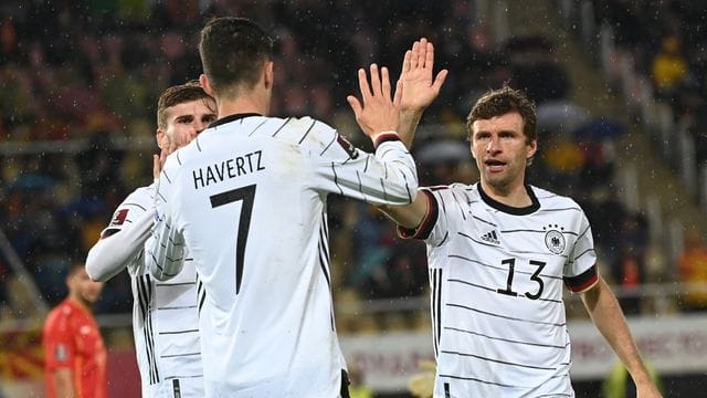 Torschütze Kai Havertz (M) freut sich mit Teamkollegen Thomas Müller (r) und Timo Werner über sein Tor zur deutschen Führung.