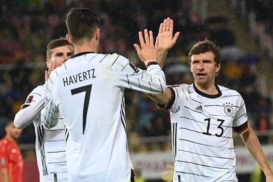 Torschütze Kai Havertz (M) freut sich mit Teamkollegen Thomas Müller (r) und Timo Werner über sein Tor zur deutschen Führung.