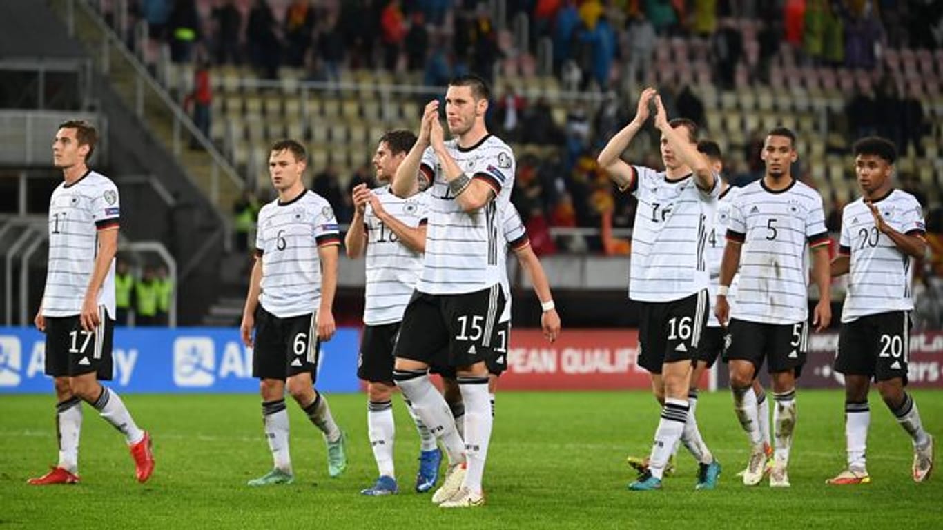 Die Deutsche Mannschaft feiert die erfolgreiche Qualifikation für die Weltmeisterschaft 2022 in Katar mit den Zuschauern auf der Tribüne.