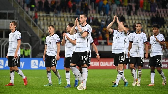 Die Deutsche Mannschaft feiert die erfolgreiche Qualifikation für die Weltmeisterschaft 2022 in Katar mit den Zuschauern auf der Tribüne. Die Deutsche Mannschaft feiert die erfolgreiche Qualifikation für die Weltmeisterschaft 2022 in Katar mit den Zuschauern auf der Tribüne.