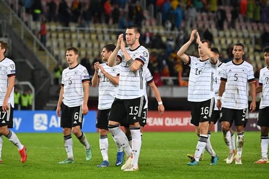 Die Deutsche Mannschaft feiert die erfolgreiche Qualifikation für die Weltmeisterschaft 2022 in Katar mit den Zuschauern auf der Tribüne.