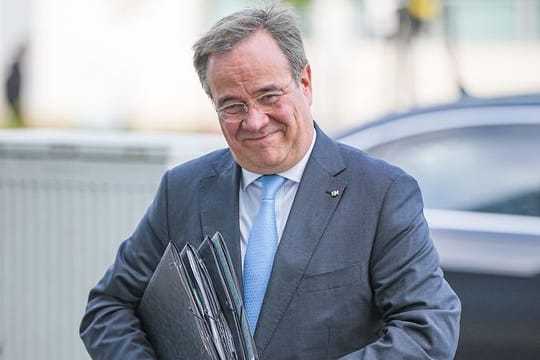 Armin Laschet, CDU-Bundesvorsitzender und Ministerpräsident von Nordrhein-Westfalen, kommt zur Vorbereitung von Sondierungsgesprächen an.
