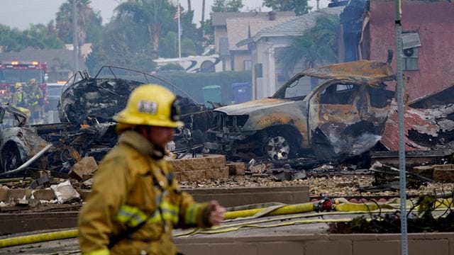 Feuerwehrleute arbeiten an der Absturzstelle des Kleinflugzeugs in Santee. Feuerwehrleute arbeiten an der Absturzstelle des Kleinflugzeugs in Santee.