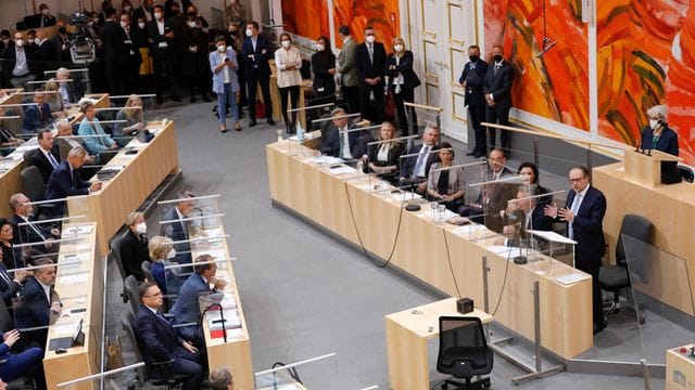 Der neue Bundeskanzler Alexander Schallenberg (r) spricht bei einer Sondersitzung des Nationalrats in Wien. Der neue Bundeskanzler Alexander Schallenberg (r) spricht bei einer Sondersitzung des Nationalrats in Wien.