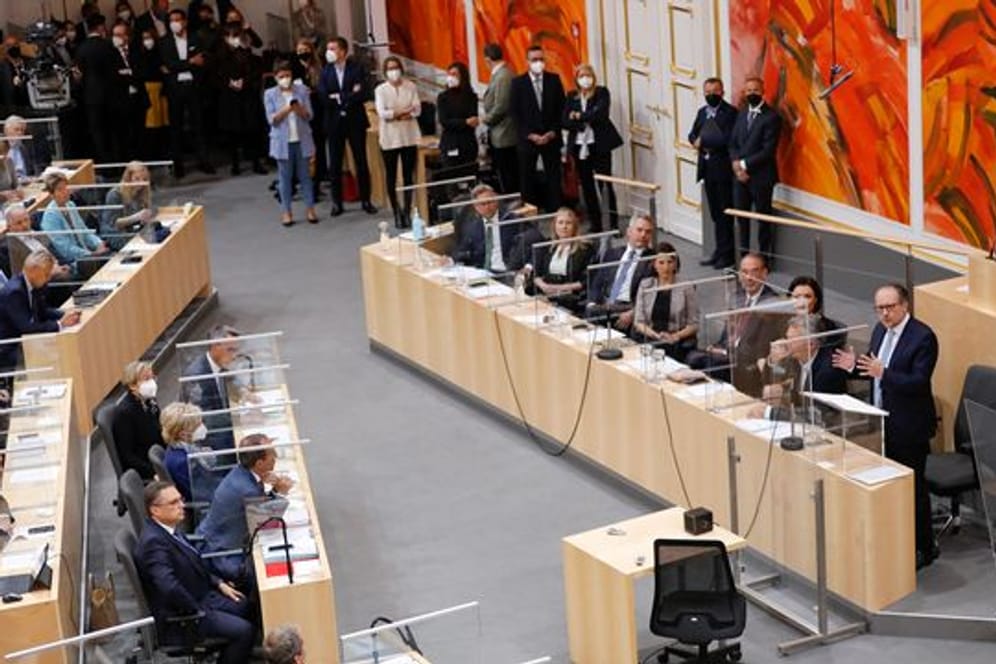 Der neue Bundeskanzler Alexander Schallenberg (r) spricht bei einer Sondersitzung des Nationalrats in Wien.