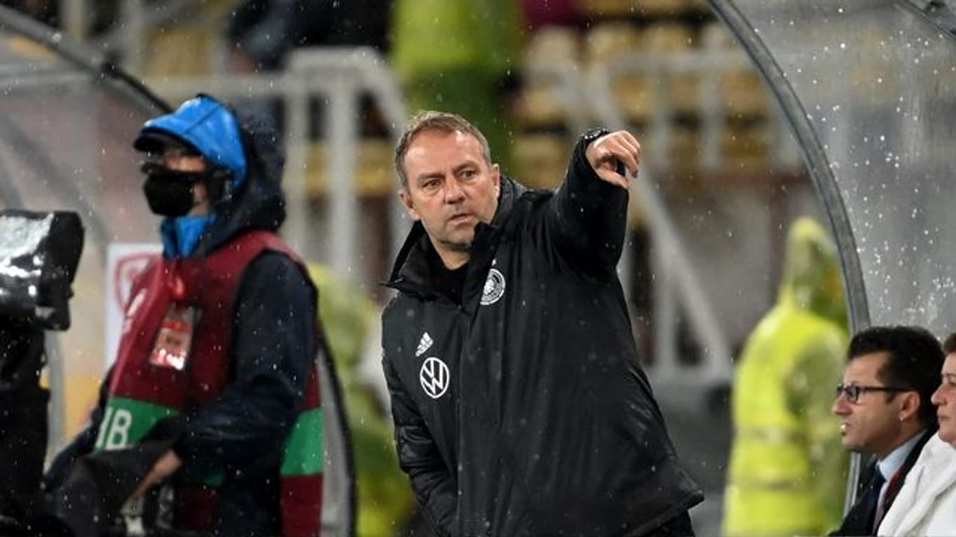 Kann seinen Fokus schon Richtung WM in Katar wenden: Bundestrainer Hansi Flick.