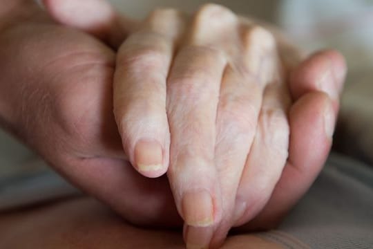 Die DAK zieht aus ihrem Report das Fazit, dass das Thema Pflege unter jungen Menschen kein Tabu sei, sondern bei vielen im Alltag verankert.