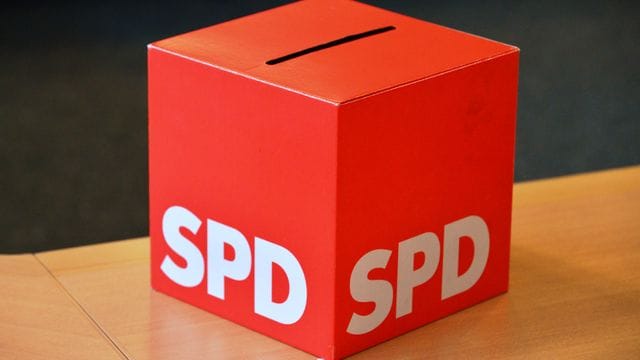 Eine Wahlurne mit der Aufschrift "SPD". Eine Wahlurne mit der Aufschrift "SPD".