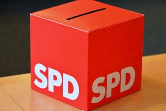 Eine Wahlurne mit der Aufschrift "SPD".