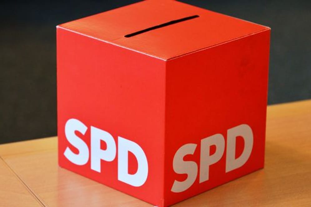 Eine Wahlurne mit der Aufschrift "SPD".