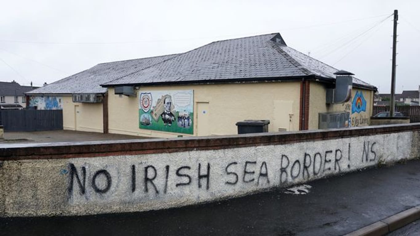An einer Mauer im nordirischen Londonderry steht "No Irish Sea Border".