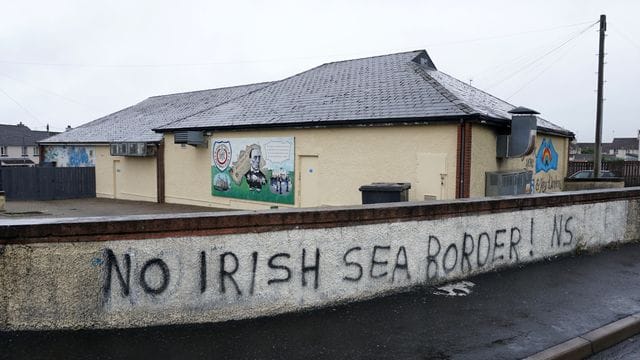 An einer Mauer im nordirischen Londonderry steht "No Irish Sea Border". An einer Mauer im nordirischen Londonderry steht "No Irish Sea Border".