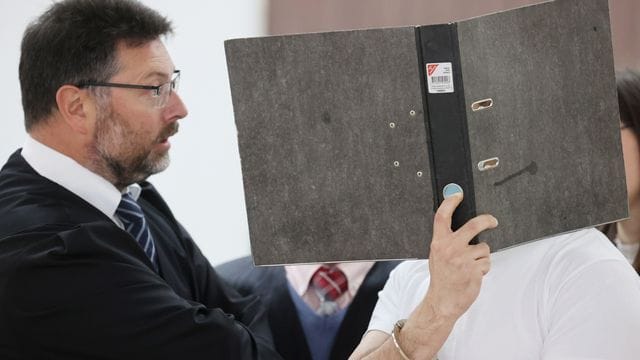 Der Angeklagte (r. Der Angeklagte (r.