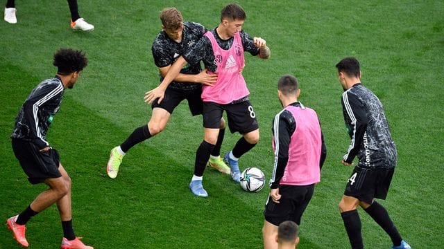 Die Spieler der deutschen U21 beim Aufwärmen vor dem Spiel gegen Ungarn. Die Spieler der deutschen U21 beim Aufwärmen vor dem Spiel gegen Ungarn.