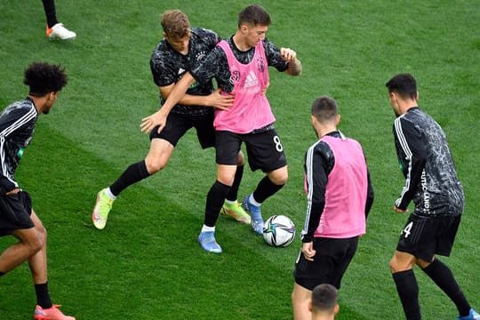 Die Spieler der deutschen U21 beim Aufwärmen vor dem Spiel gegen Ungarn.