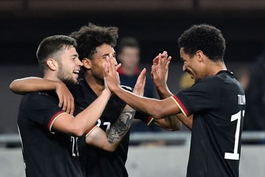 Erik Shuranov (l-r) bejubelt sein Tor zum 3:1 für Deutschland gegen Ungarn mit Kevin Schade und Malik Tillman.