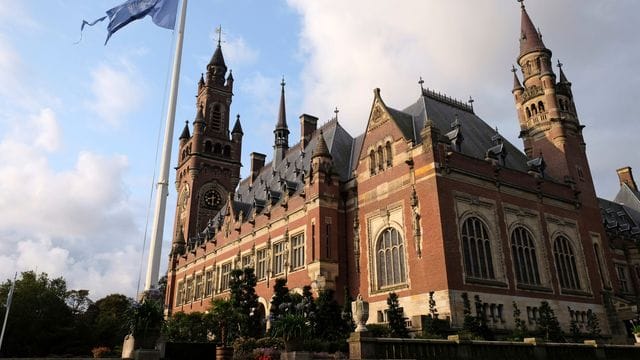 Die Flagge der Vereinten Nationen weht im Wind vor dem Internationalen Gerichtshof in Den Haag. Die Flagge der Vereinten Nationen weht im Wind vor dem Internationalen Gerichtshof in Den Haag.