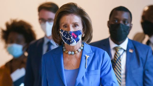 Nancy Pelosi (M), Sprecherin des US-Repräsentantenhauses, kommt zu einer Sitzung im Kapitol.