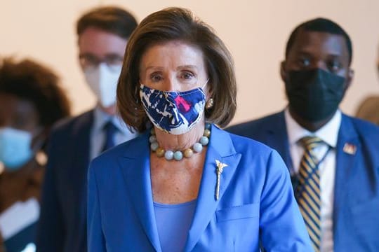 Nancy Pelosi (M), Sprecherin des US-Repräsentantenhauses, kommt zu einer Sitzung im Kapitol.