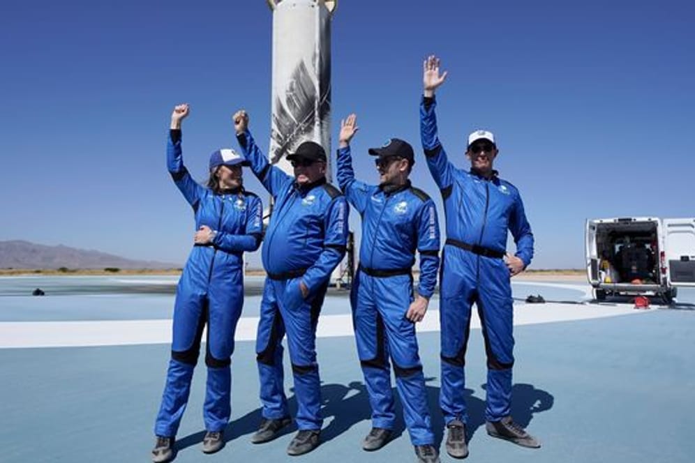 Die Passagiere der "New-Shepard"-Rakete von Blue Origin: Audrey Powers (l-r), William Shatner, Chris Boshuizen und Glen de Vries.