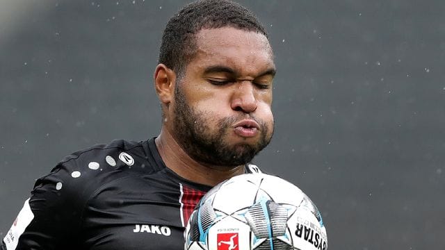 Will mit Bayer Leverkusen den FC Bayern angreifen: Jonathan Tah am Ball. Will mit Bayer Leverkusen den FC Bayern angreifen: Jonathan Tah am Ball.