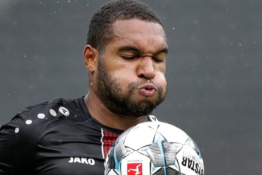 Will mit Bayer Leverkusen den FC Bayern angreifen: Jonathan Tah am Ball.