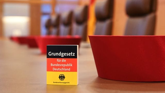 Auf der Richterbank im Sitzungssaal im Bundesverfassungsgericht liegen Barette der Bundesverfassungsrichter des ersten Senats. Auf der Richterbank im Sitzungssaal im Bundesverfassungsgericht liegen Barette der Bundesverfassungsrichter des ersten Senats.