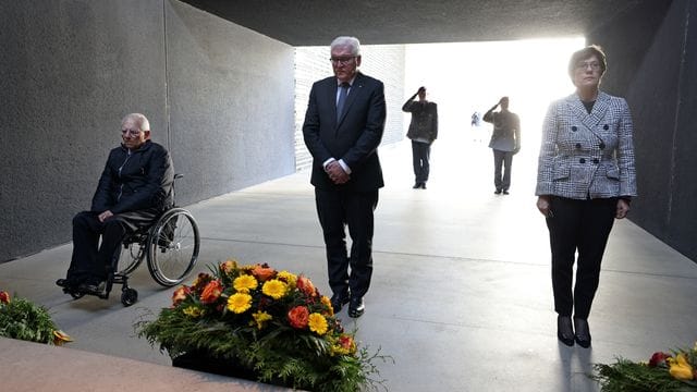 Bundestagspräsident Wolfgang Schäuble (l-r), Bundespräsident Frank-Walter Steinmeier und Bundesverteidigungsministerin Annegret Kramp-Karrenbauer (CDU) gedenken der 59 in Afghanistan gefallenenen Einsatzkräfte. Bundestagspräsident Wolfgang Schäuble (l-r), Bundespräsident Frank-Walter Steinmeier und Bundesverteidigungsministerin Annegret Kramp-Karrenbauer (CDU) gedenken der 59 in Afghanistan gefallenenen Einsatzkräfte.