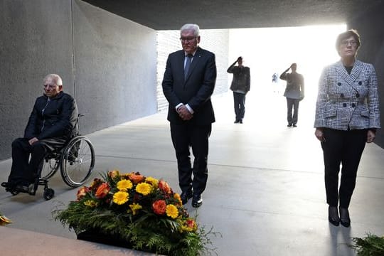 Bundestagspräsident Wolfgang Schäuble (l-r), Bundespräsident Frank-Walter Steinmeier und Bundesverteidigungsministerin Annegret Kramp-Karrenbauer (CDU) gedenken der 59 in Afghanistan gefallenenen Einsatzkräfte.