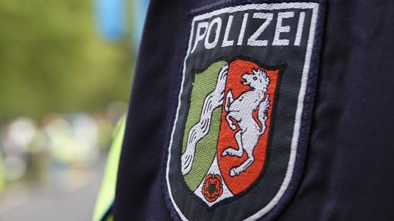 Rund ein Jahr nach Bekanntwerden rechtsextremer Verdachtsfälle bei der Polizei in Nordrhein-Westfalen hat sich dieser Verdacht in 53 Fällen bestätigt.