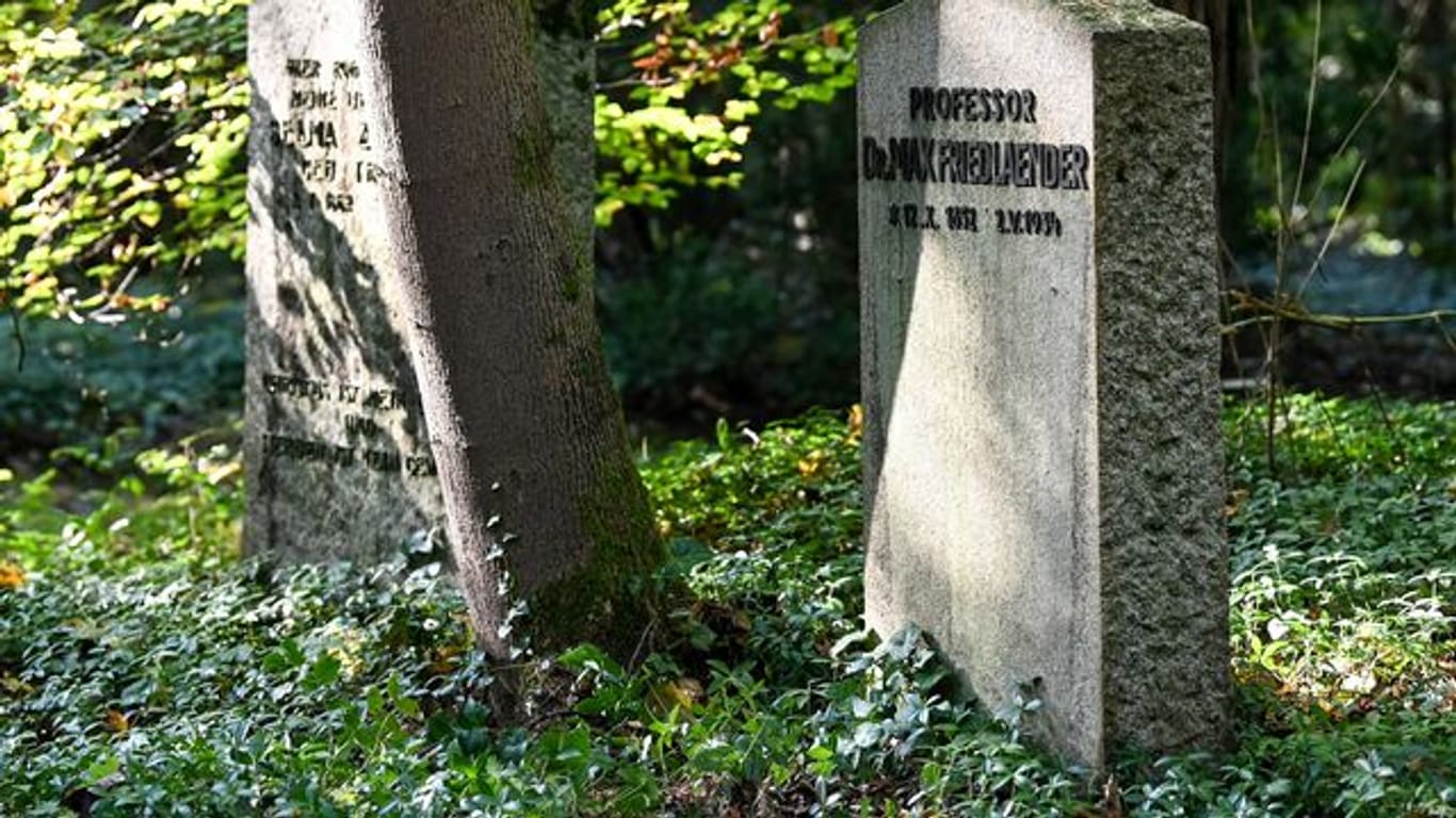 Das Grab des jüdischstämmigen Wissenschaftlers Max Friedlaender.