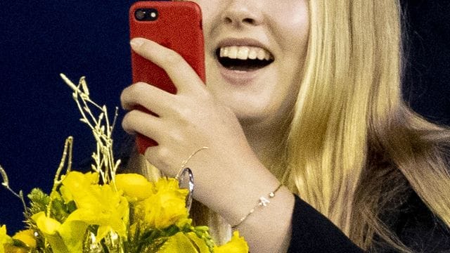 Prinzessin Amalia der Niederlande im Alter von 15 Jahren bei einem Springreitturnier. Prinzessin Amalia der Niederlande im Alter von 15 Jahren bei einem Springreitturnier.
