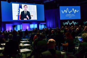 Emmanuel Macron spricht per Videolink während des Internationalen Forum zur Erinnerung an den Holocaust und zur Bekämpfung des Antisemitismus.