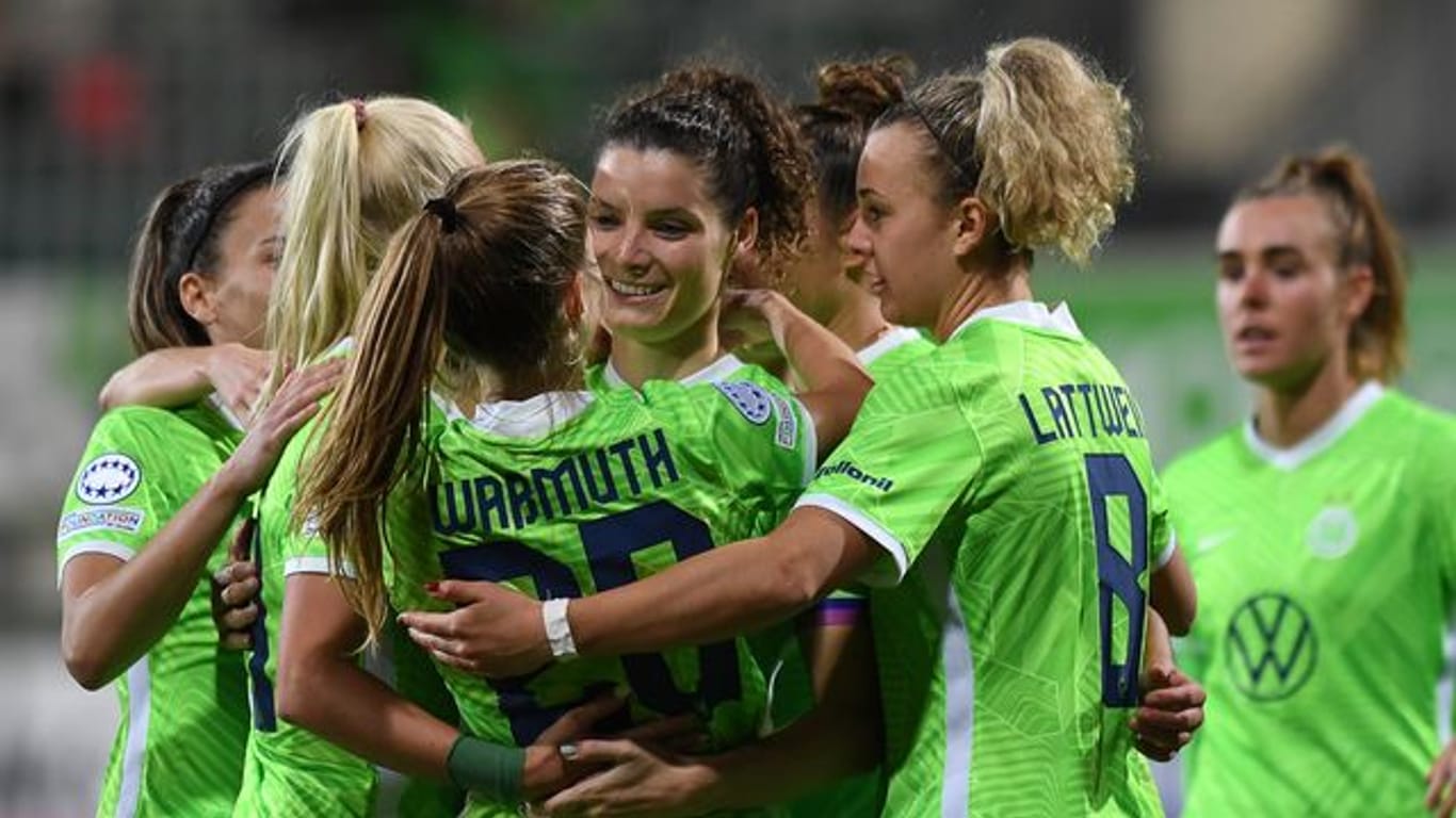 Die Wolfsburger Spielerinnen feiern das Tor zum 4:0 von Dominique Janssen (4.