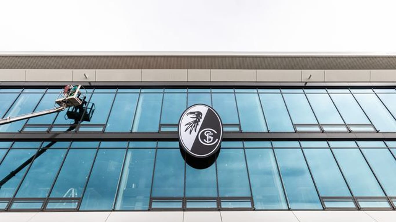 Das Logo des SC Freiburg hängt über dem Eingang des neuen Stadions.