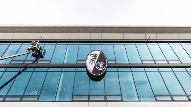 Das Logo des SC Freiburg hängt über dem Eingang des neuen Stadions. Das Logo des SC Freiburg hängt über dem Eingang des neuen Stadions.