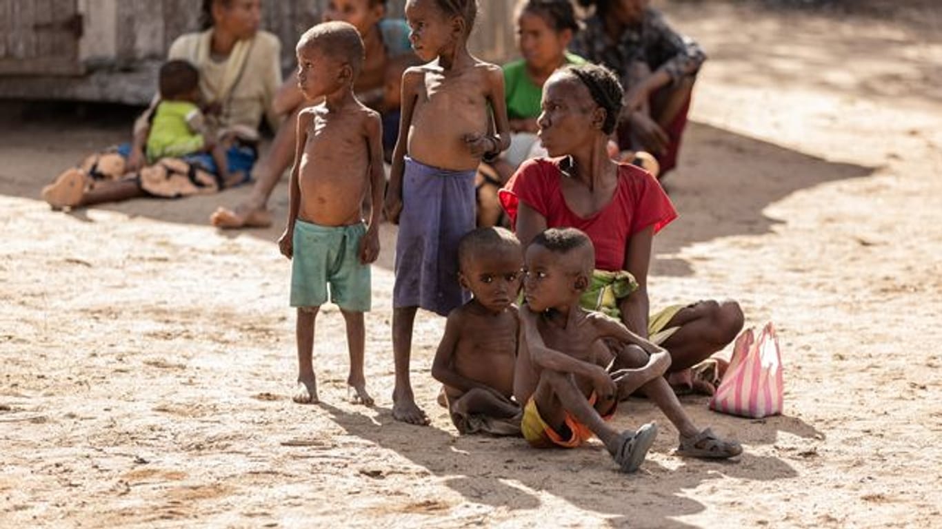 Marisoa und ihre Kinder leiden aufgrund des Nahrungsmangels in Madagaskar an Unterernährung.