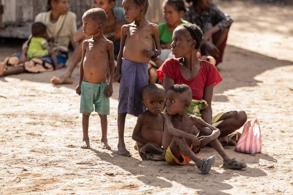 Marisoa und ihre Kinder leiden aufgrund des Nahrungsmangels in Madagaskar an Unterernährung.