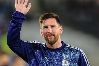 Argentiniens Lionel Messi winkt während des Trainings.