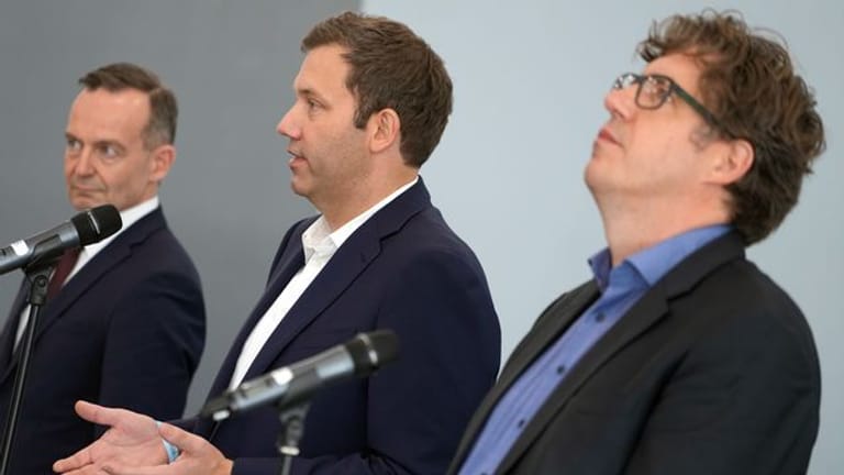 Volker Wissing (l-r), FDP-Generalsekretär, Lars Klingbeil, SPD-Generalsekretär, und Michael Kellner, Bundesgeschäftsführer von Bündnis 90/Die Grünen.