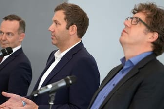 Volker Wissing (l-r), FDP-Generalsekretär, Lars Klingbeil, SPD-Generalsekretär, und Michael Kellner, Bundesgeschäftsführer von Bündnis 90/Die Grünen.
