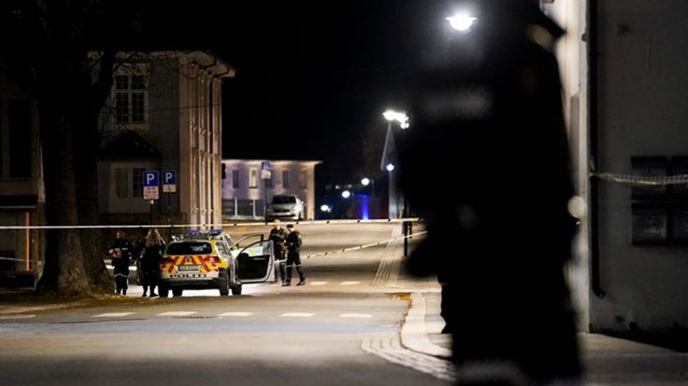 Polizisten ermitteln im Zentrum von Kongsberg nach einer Gewalttat.